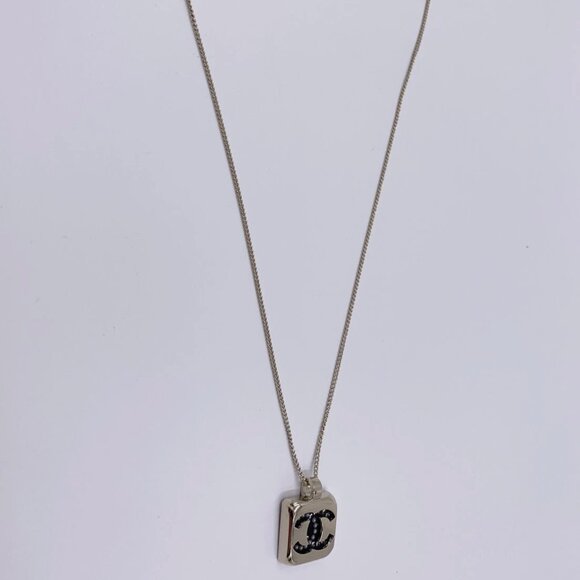 Authentic CHANEL cc logo square pendant necklace with pearl and crystals NEW - Picture 4 of 8
